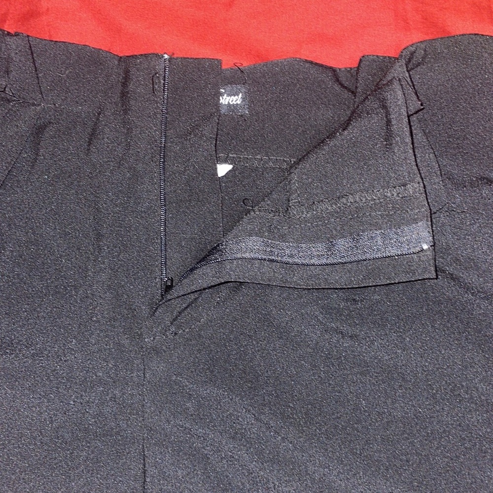 Spring Short Pleated Shorts w/ Pockets - Picture 2 of 3